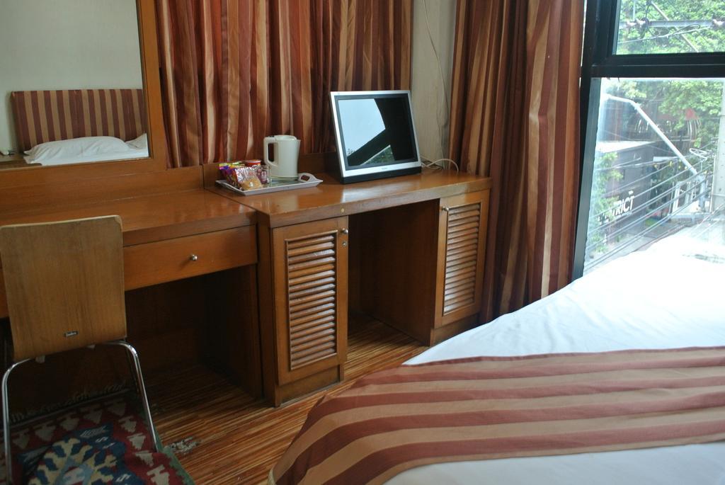 Sun City Hotel Bangkok Esterno foto
